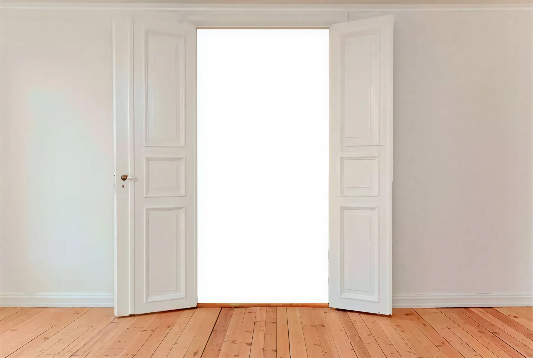 Los Pintores Alcala de Henares lacando puerta interior en blanco con acabado profesional