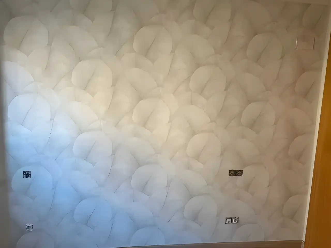 Los Pintores Alcala de Henares aplicando papel pintado de textura clara en salón reformado