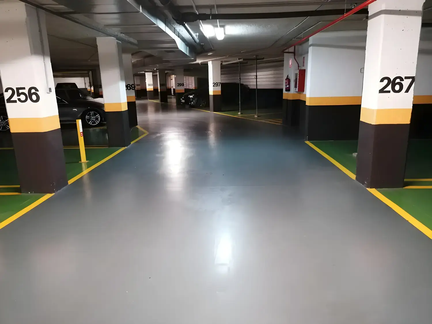 Garaje comunitario pintado y señalizado por Los Pintores Alcala de Henares