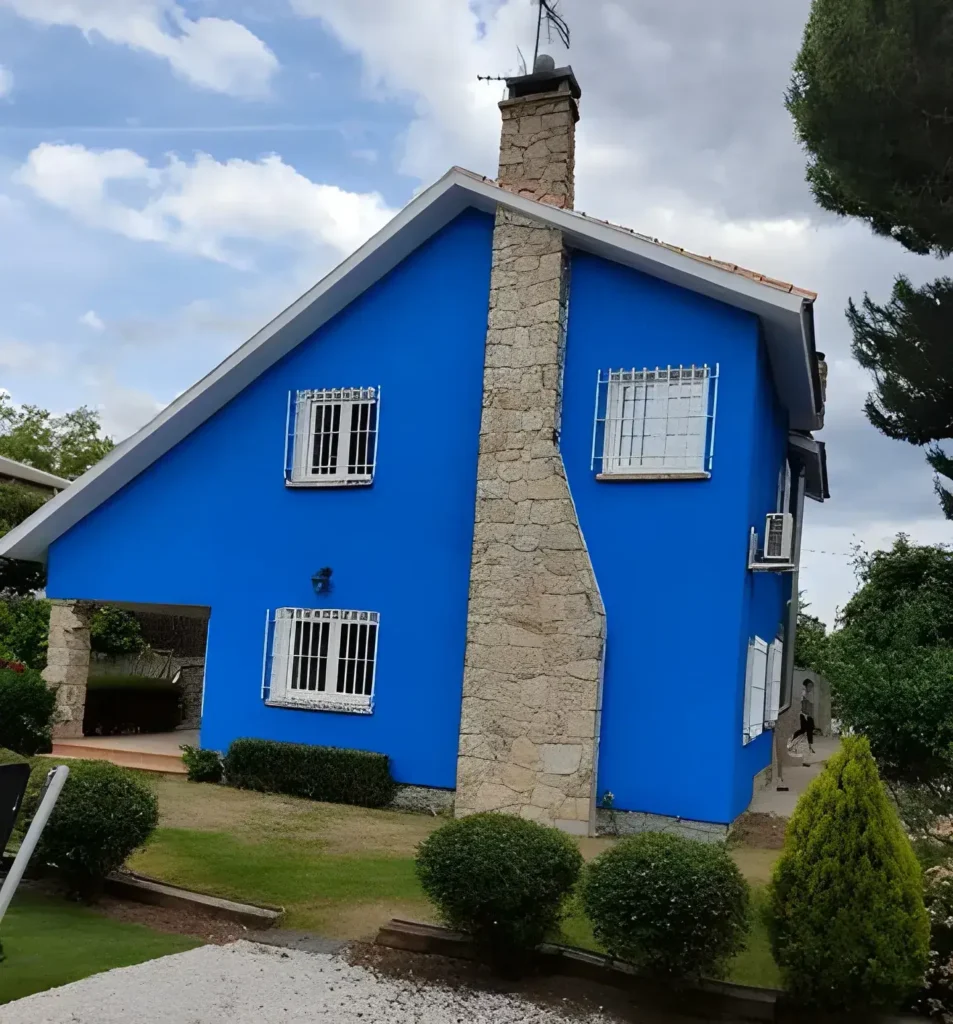 Los Pintores Alcala de Henares pintando fachada de casa unifamiliar en color azul intenso
