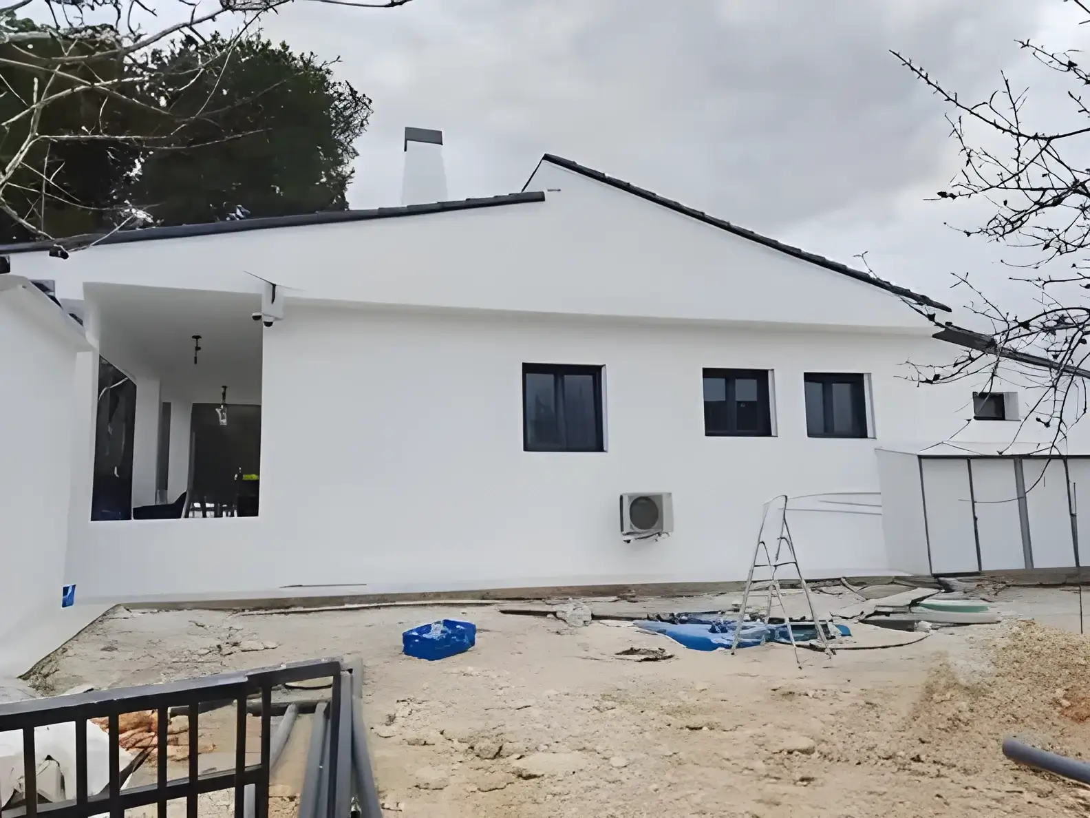 Los Pintores Alcala de Henares Fachada de chalet blanco recién pintada con acabado profesional