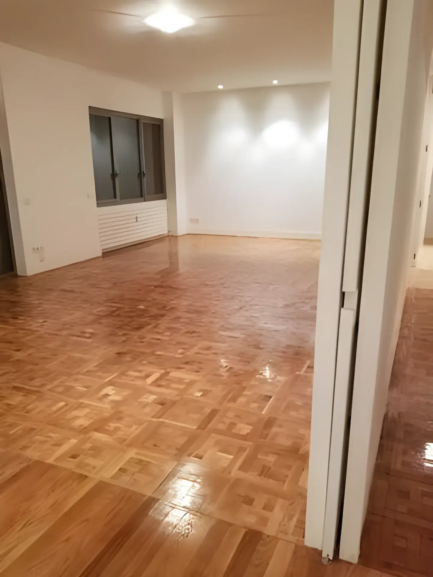 Salón amplio pintado en blanco por Los Pintores Alcala de Henares, acabado limpio y luminoso