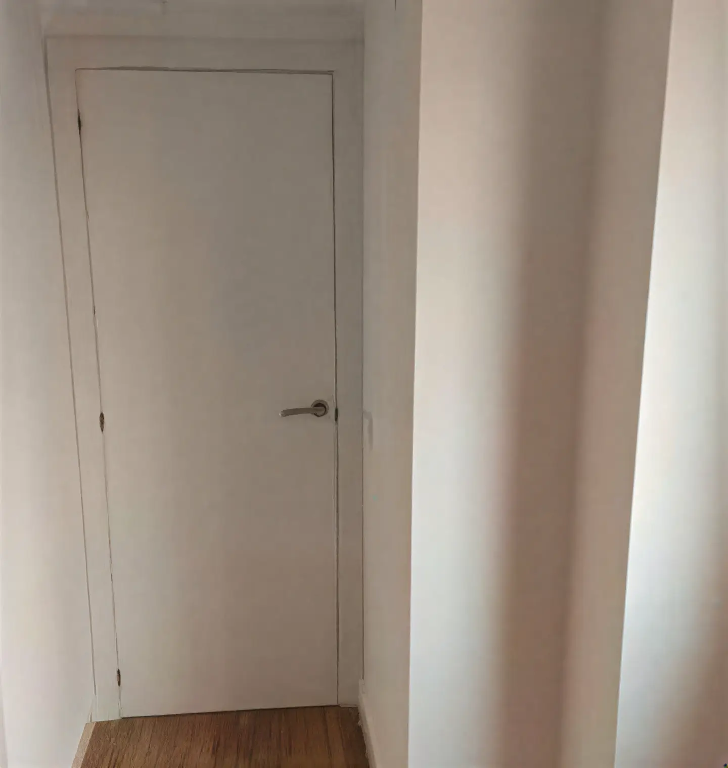 Puerta interior lacada en blanco en pasillo realizada por Los Pintores Alcala de Henares