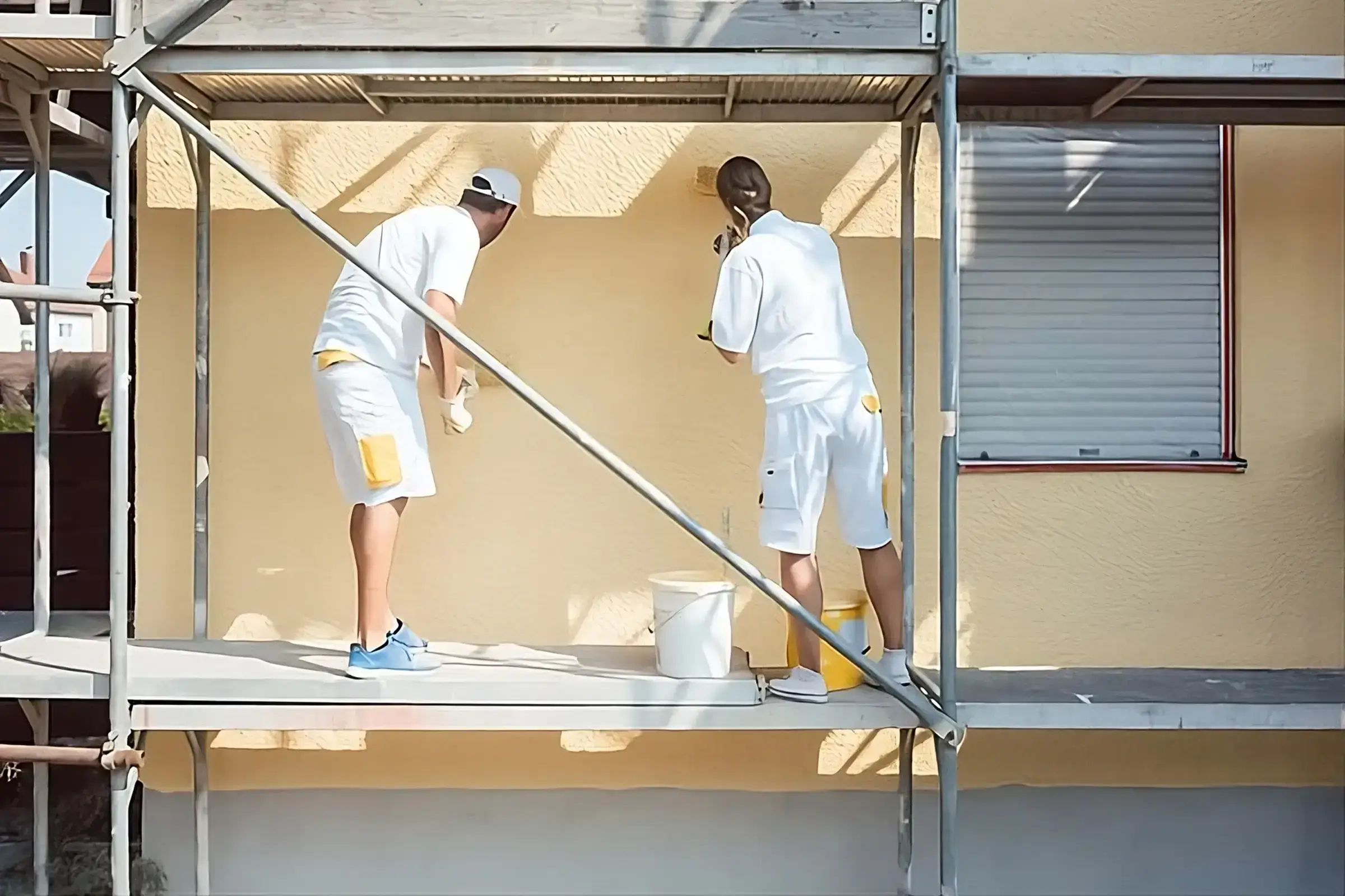 Los Pintores Alcala de Henares aplicando pintura exterior de alta calidad en fachada de vivienda